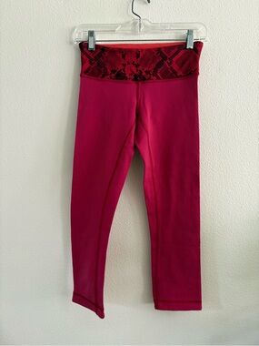 Lululemon Wunder Under Crop Reversible Leggings - Cranberry/Alarming Snake Print